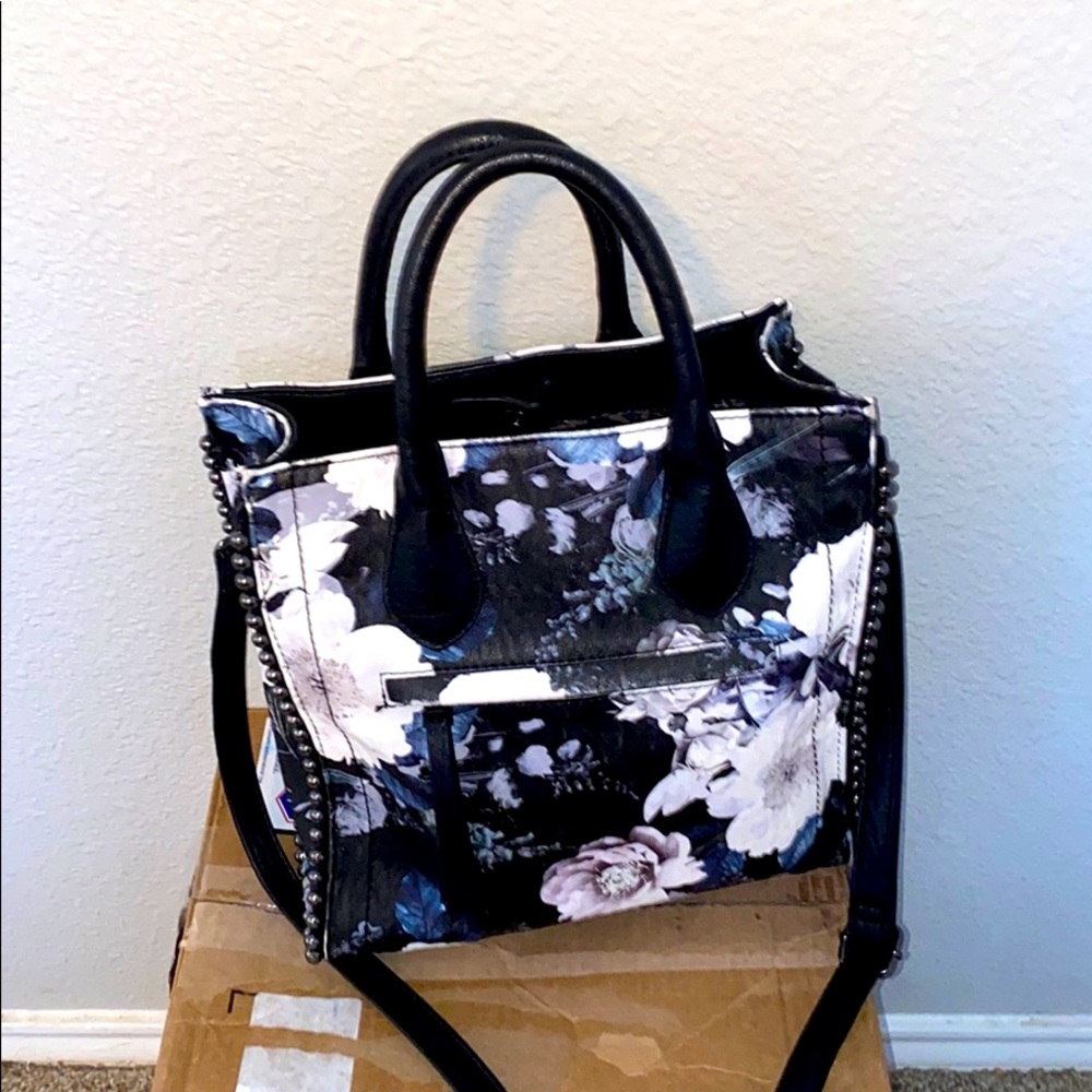 Jessica Simpson purse